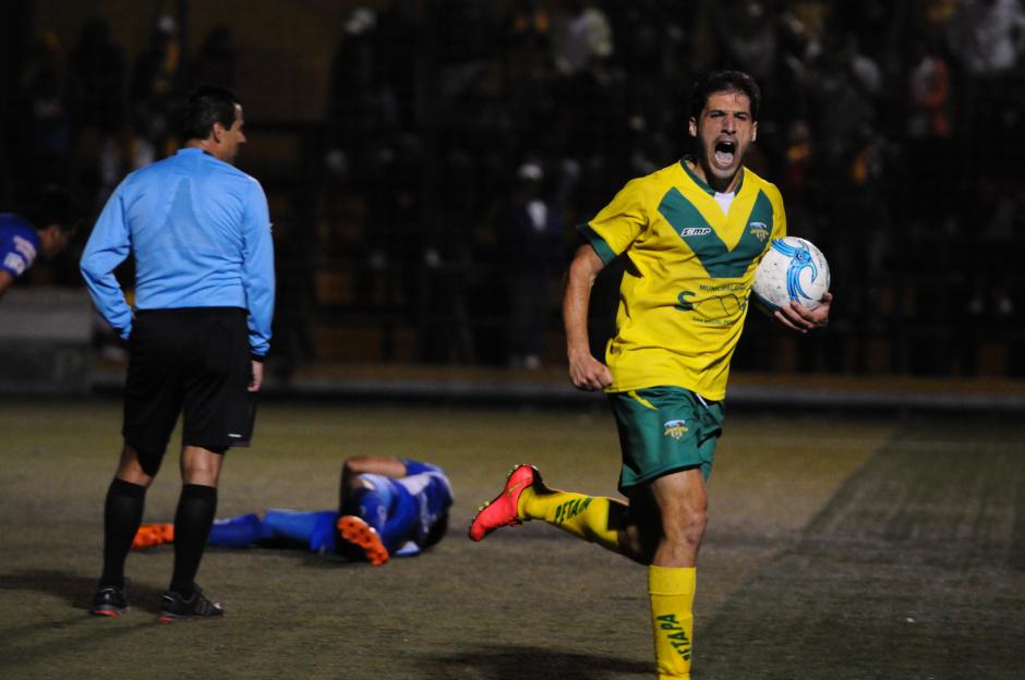 El delantero uruguayo, Adri&aacute;n Apellaniz, ha tenido largo recorrido en el f&uacute;tbol nacional. Debut&oacute; en Jalapa, despu&eacute;s ha pasado por Comunicaciones, Suchitep&eacute;quez, Malacateco y Petapa, donde actualmente juega. (Foto: Archivo Soy502)