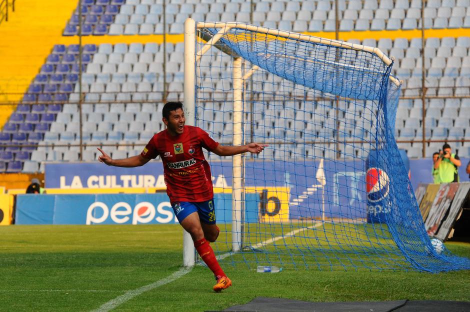 Cristian Jim&eacute;nez fue el goleador del juego y marc&oacute; los dos tantos que le dieron la victoria a Municipal frente a Comunicaciones. (Foto: Nuestro Diario)