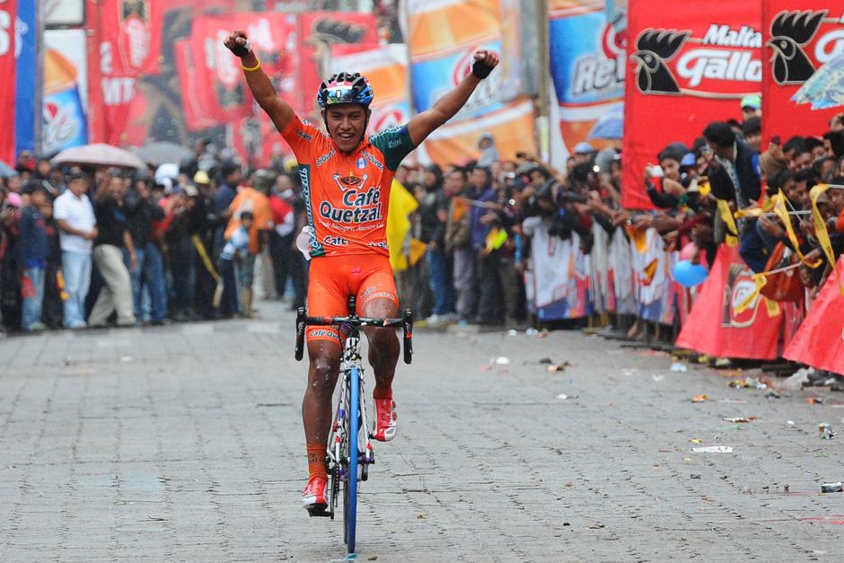 Jhonathan De Le&oacute;n del equipo Caf&eacute; Quetzal al momento de cruzar la meta. (Foto: Sergio Mu&ntilde;oz/Nuestro Diario)