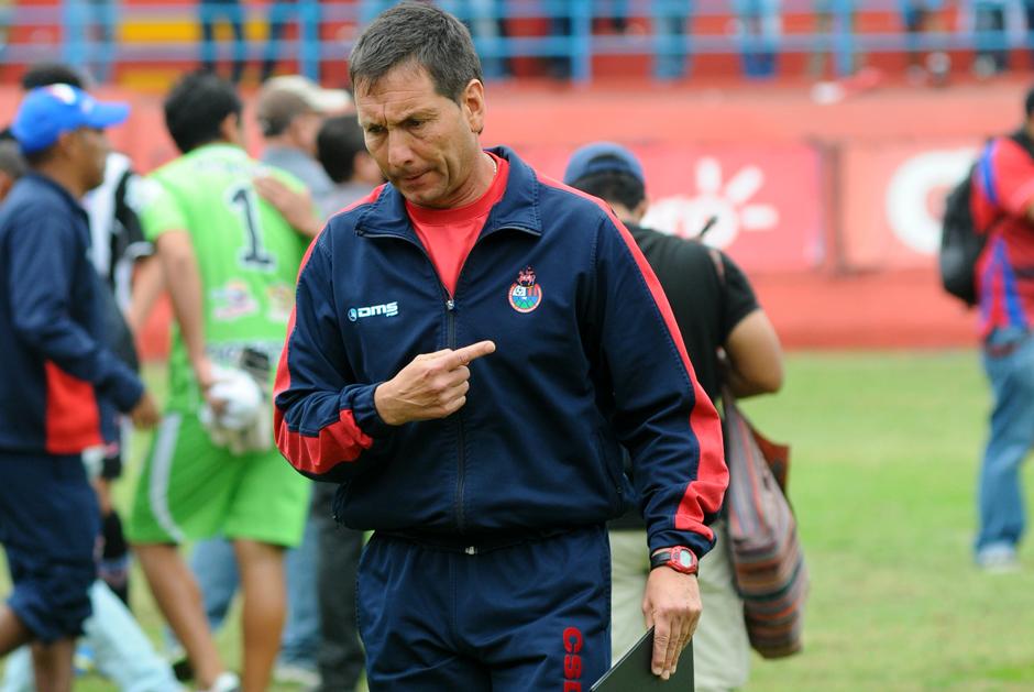 El t&eacute;cnico escarlata anuncia en facebook que deja la direcci&oacute;n de Municipal, porque se aburri&oacute; de la violencia. (Serio Mu&ntilde;oz/Nuestro Diario)