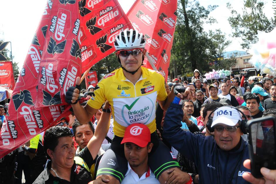 Alex Cano es cargado en hombros luego que se hiciera oficial su triunfo en la Vuelta Cicl&iacute;stica. (Foto: Sergio Mu&ntilde;oz/Nuestro Diario)