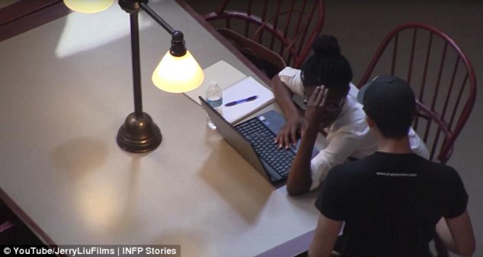 Un joven decidi&oacute; llevar serenata a su novia quien estaba en la biblioteca. (Foto: youtube)