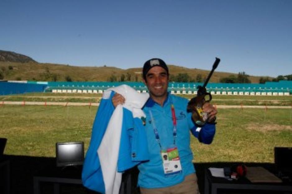 Sergio S&aacute;nchez integra el equipo que consigui&oacute; el primer oro para Guatemala, en la prueba de pistola libre, en los Juegos Bolivarianos, Trujillo 2013. (Foto: Archivo Nuestro Diario)