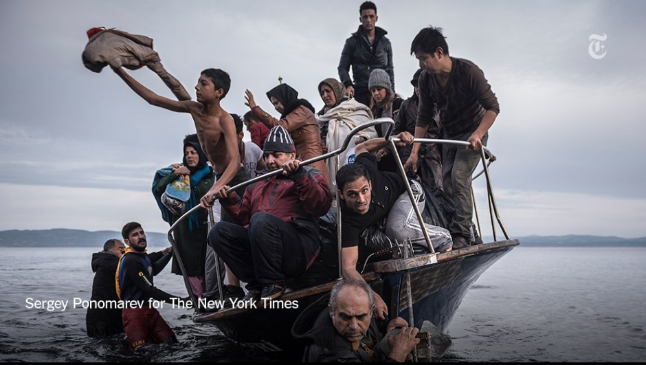 Un grupo de migrantes llegan a Skala, una villa de la isla Lebos. Alrededor de 150 personas llegaron en esta embarcaci&oacute;n. (Foto: Sergey Ponomarev/The New York Time)