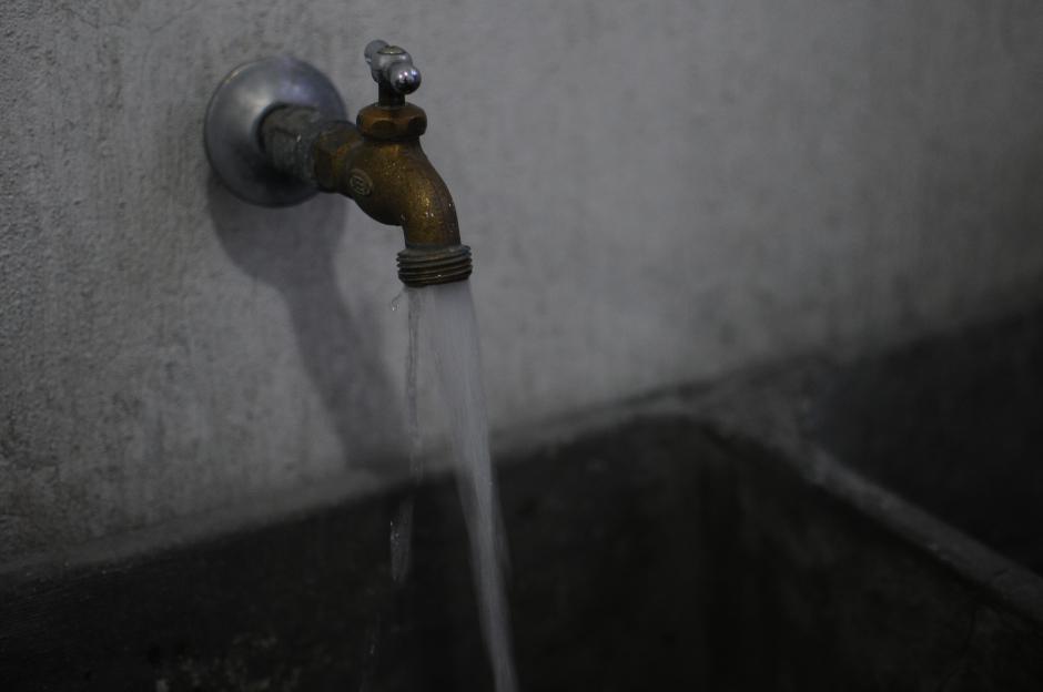 Un sector de vecinos de Ciudad San Crist&oacute;bal, zona 8 de Mixco, ver&aacute;n reducido el costo del exceso de consumo de agua potable. (Foto: Archivo/Soy502)