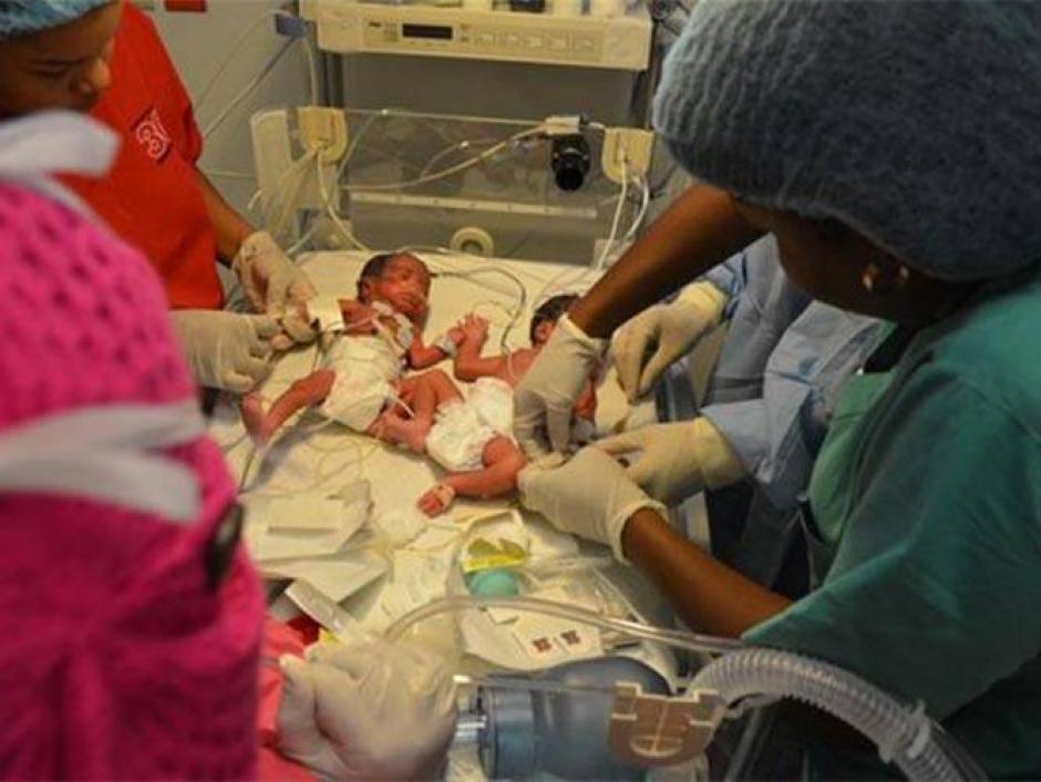 La madre soltera di&oacute; a luz a las 34 semanas de gestaci&oacute;n, los ni&ntilde;os y ni&ntilde;as est&aacute;n bajo evaluaci&oacute;n pero estables. (Foto: Hospital Reinaldo Alm&aacute;nzar)&nbsp;
