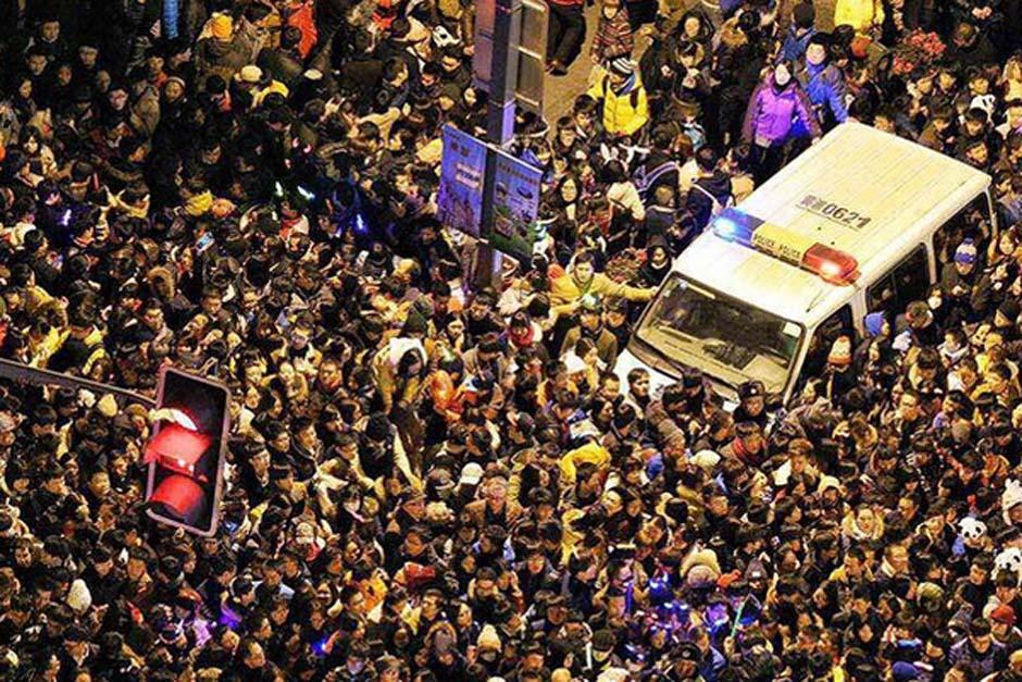 Al menos 35 personas fallecieron aplastados por una multitudinaria estampida humana durante la celebraci&oacute;n de a&ntilde;o nuevo en Shangai, China. (Foto: Agencias)