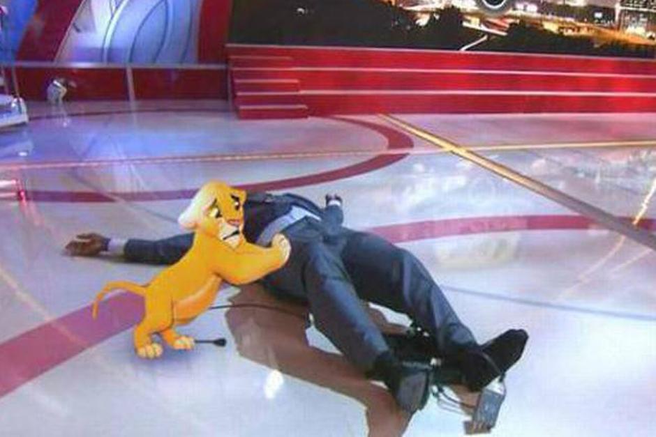 El ex basquetbolista Shaquille O&rsquo;Neal&nbsp;sufri&oacute; una ca&iacute;da en un programa de televisi&oacute;n. (Imagen: Twitter)