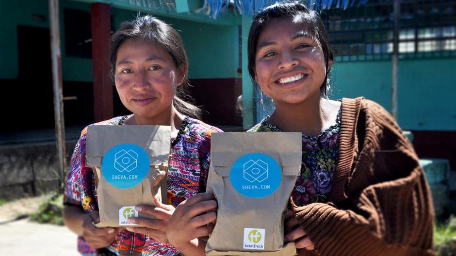 Cada vez que alguien compra algo Sheva.com, niñas y mujeres de Guatemala que no tienen acceso a productos de higiene personal reciben un paquete con toallas sanitarias, información y el ciclo menstrual. (Foto: Mashable.com)