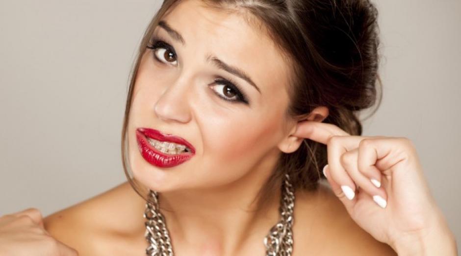 No utilices tus dedos u otros objetos para limpiarlos, puede ser peligroso. (Salud en casa)