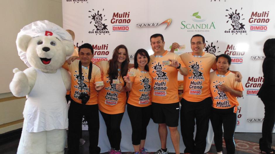 Integrantes de la Comunidad 4x4 Runners posan junto al Osito Bimbo en la conferencia de prensa, donde presentaron a los patrocinadores del grupo de corredores. (Foto: 4x4 Runners)