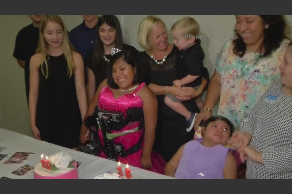 Las gemelas guatemaltecas, María de Jesús y María Teresa celebraron sus 15 años. (Foto: Primer Impacto)