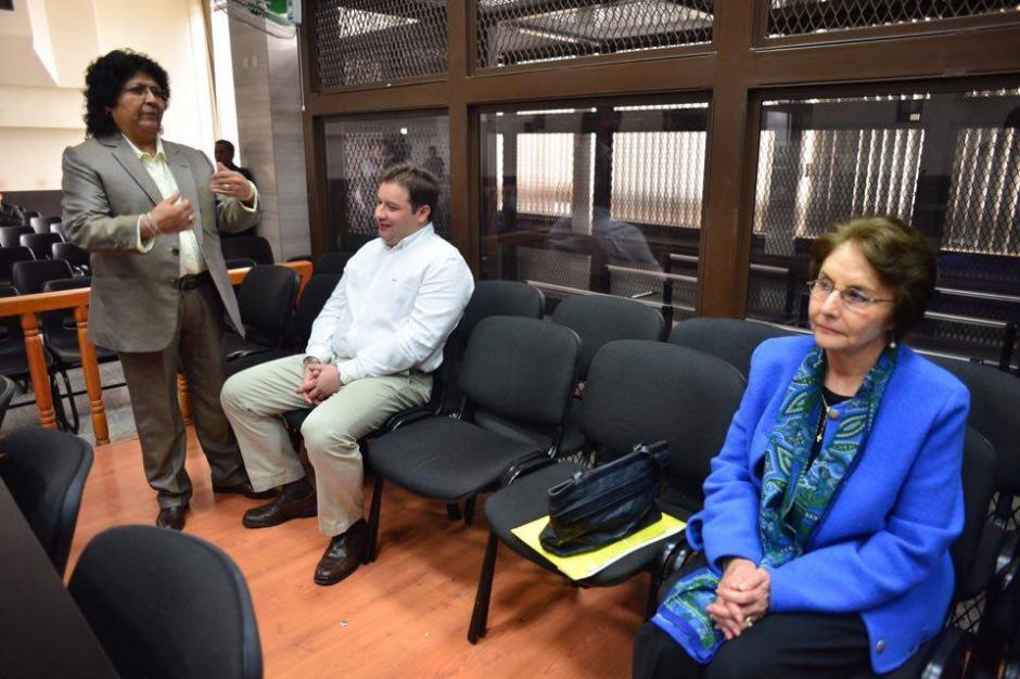Roberto Barreda y su mam&aacute;, Beatriz Ofelia de Le&oacute;n, durante la audiencia de etapa intermedia por la muerte de Cristina Siekavizza. &nbsp;(Foto: &nbsp;Jes&uacute;s Alfonso/Soy502)&nbsp;