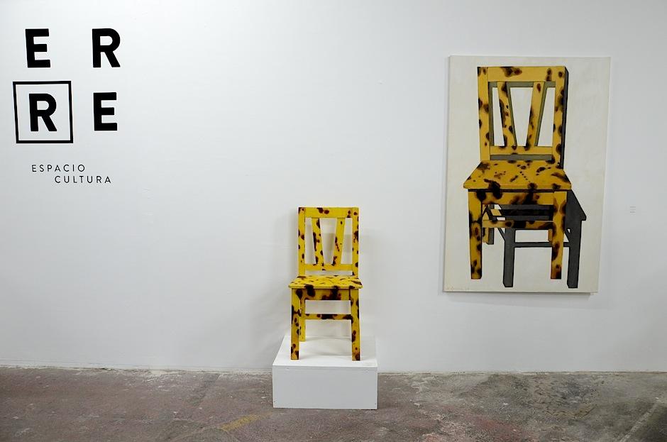 Moisés Barrios imprime la textura de una cáscara de banano como una forma de conquistar la pieza. (Foto: Selene Mejía/Soy502&nbsp;