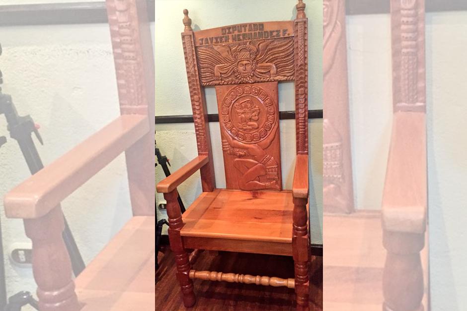 Seg&uacute;n el diputado Javier Hern&aacute;ndez, la silla es un regalo de las bases del FCN en Solol&aacute;. (Foto: cortes&iacute;a Jos&eacute; Castro)