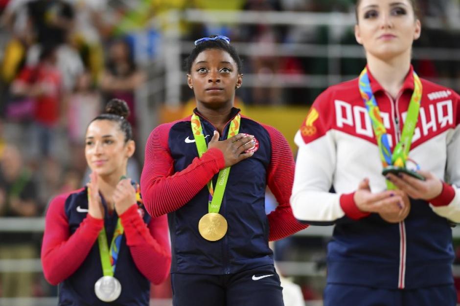 Biles luce con orgullo una de sus medallas de oro obtenidas en R&iacute;o 2016. (Foto: timeofisrael.com)