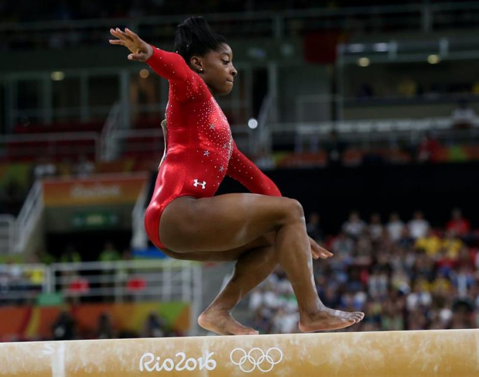 La gimnasta estadounidense resbal&oacute; y obtuvo el bronce. (Foto: EFE)