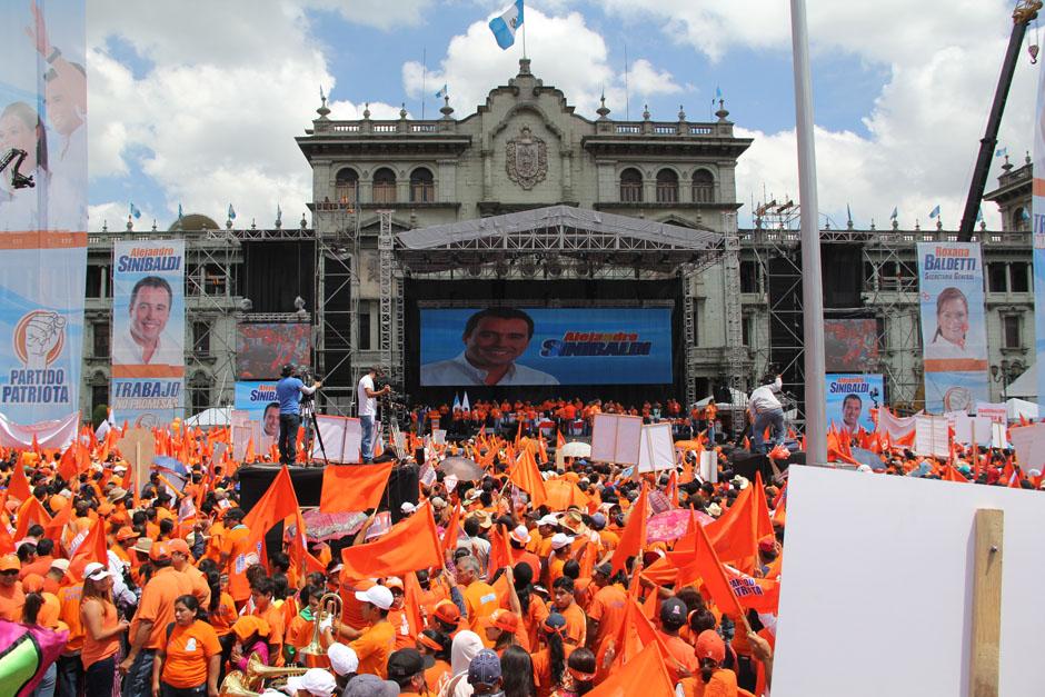 Solo el escenario que utiliz&oacute; Alejandro Sinibaldi durante su proclamaci&oacute;n como precandidato por el Partido Patriota (PP), ronda el medio mill&oacute;n de quetzales, seg&uacute;n expertos en espect&aacute;culos. (Foto: Alexis Batres/Soy502)