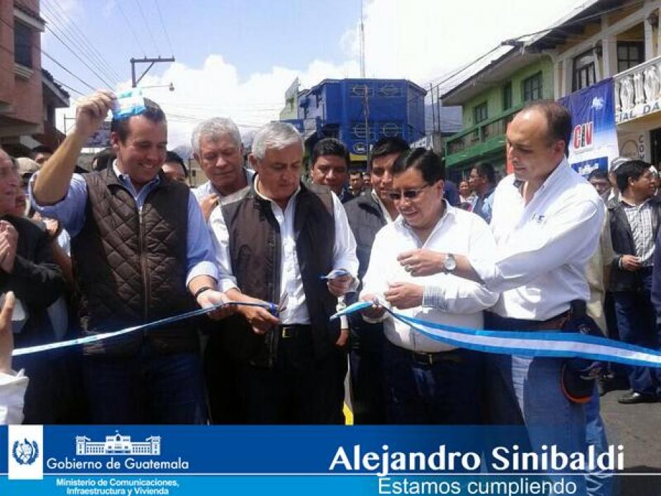 El Presidente lo alaba y él alaba al Presidente. Así funciona la estrategia del gobierno que promociona al ministro de Comunicaciones, Alejandro Sinibaldi. La Inspectoría del TSE dice que ya investiga si la publicidad que llevan a cabo, con fondos públicos, claro está, podría considerarse camapaña anticipada. (Foto:twitter@CIVgt)