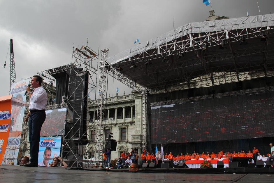 Escenario en pleno, con pantalla al fondo, el marco para la presentación de Alejandro Sinibaldi.&nbsp;(Foto: Alexis Batres/Soy502)