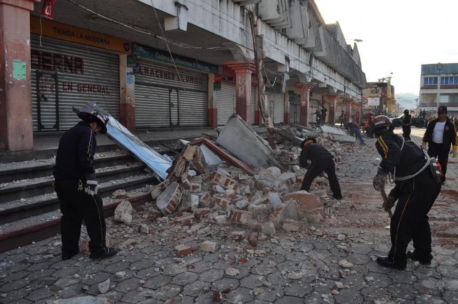 Bomberos Voluntarios ayudan a recoger pedazos de concreto que cayeron del segundo nivel del mercado de San Pedro, San Marcos.(Nuestro Diario)&nbsp;