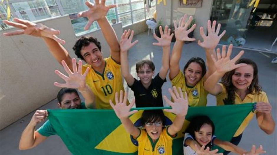 Los miembros de la familia da Silva sue&ntilde;an con que Brasil gane su sexto t&iacute;tulo Mundial y con ello puedan presumir al mundo los seis dedos de sus manos. (Foto: Fox News)