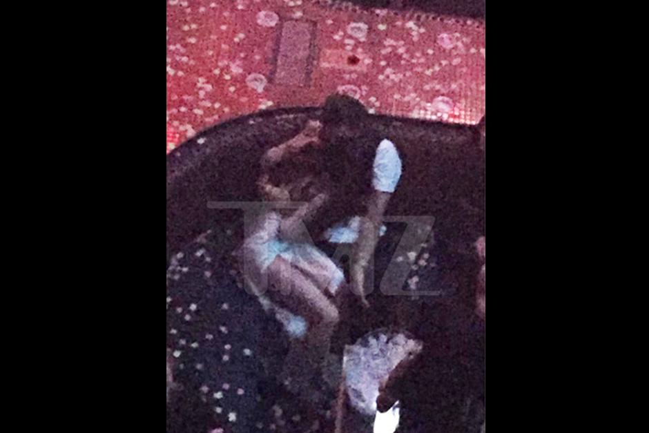 El actor y la cantante fueron vistos en un club nocturno despu&eacute;s del concierto de Selena. (Foto: TMZ)