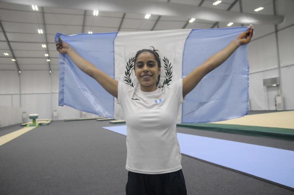 Ana Sof&iacute;a G&oacute;mez pos&oacute; con la bandera de Guatemala, en su lugar de entrenamiento en R&iacute;o. (Foto: Pedro Pablo Mijangos/Soy502)