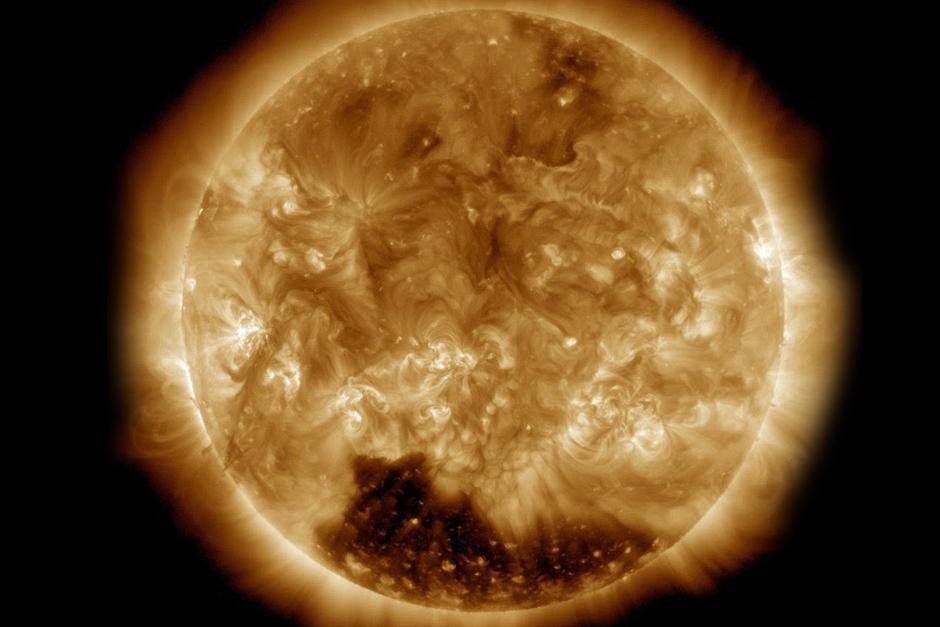 En las im&aacute;genes tomadas desde el Observatorio de Din&aacute;mica Solar, el agujero coronal en la superficie del Sol se percibe como una gran zona oscura. (Foto: NASA)