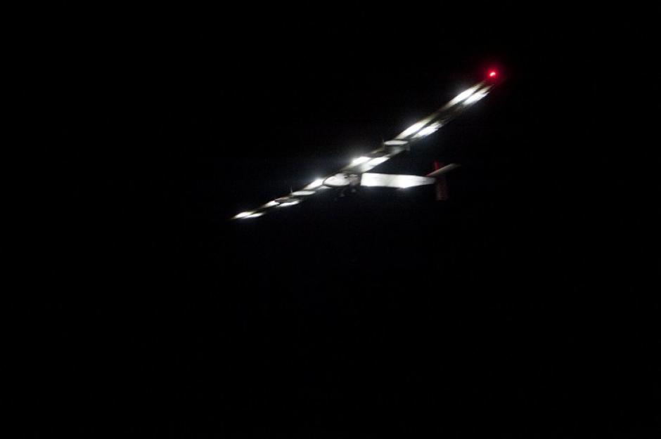 Solar Impulse 2, &uacute;nico avi&oacute;n de energ&iacute;a solar del mundo, vuela sobre el Aeropuerto Internacional de Mandalay en Myanmar el 30 de marzo de 2015. (Foto: AFP/YE AUNG JUE)