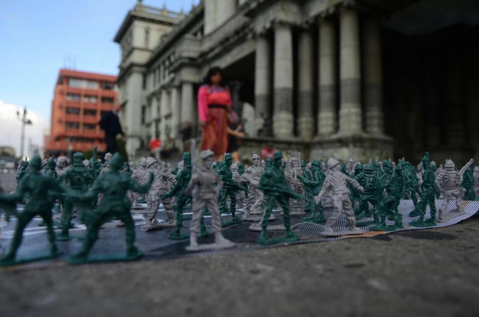 Los soldados de juguete forman la palabra "culpables". (Foto: Jes&uacute;s Alfonso/Soy502)