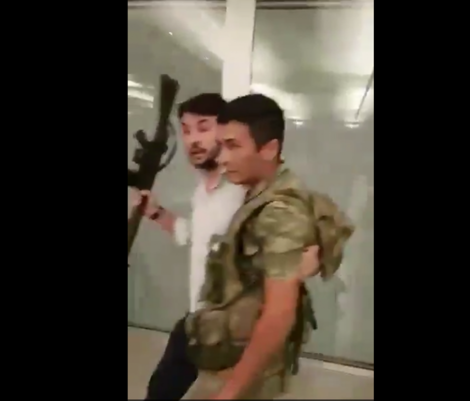 Empleados de CNN en Turqu&iacute;a y polic&iacute;as expulsaron a los soldados. (Imagen: Captura de pantalla)