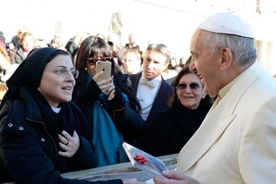 La entrega se produjo durante la audiencia general que el pont&iacute;fice preside cada mi&eacute;rcoles en la plaza de San Pedro. (Foto: Facebook)