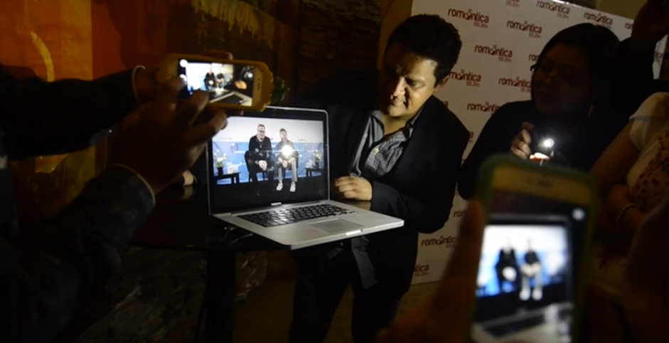 El d&uacute;o mexicano "Sin Bandera" realiz&oacute; una escucha privada de su nuevo disco, con fan&aacute;ticas guatemaltecas. (Foto: Selene Mej&iacute;a/Soy502)