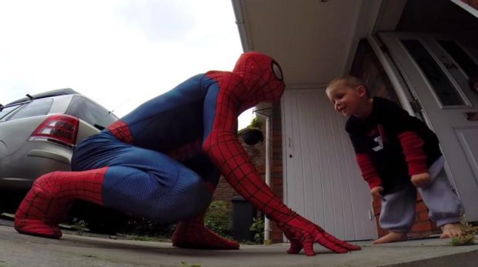 Jayden junto a su pap&aacute;, disfrazado de Spiderman.