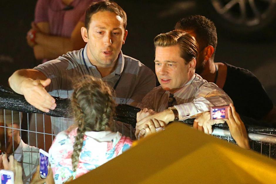 El actor al ver a la menor aplastada entre la multitud no dud&oacute; en rescatarla. (Foto: Splash News)