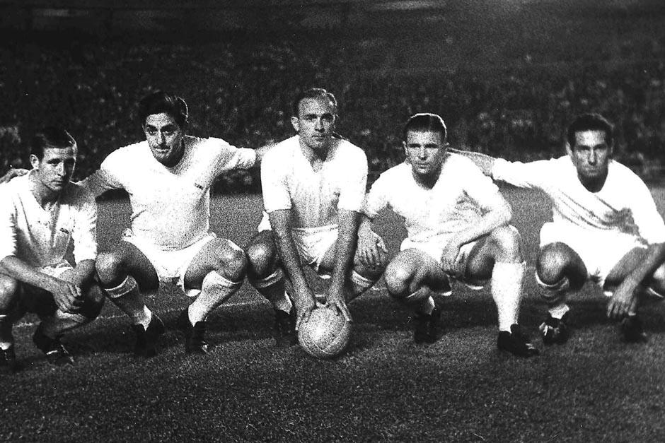 Alfredo Di St&eacute;fano (al centro) con algunos de sus compa&ntilde;eros en el Real Madrid. (Foto: sports.nationalpost.com)