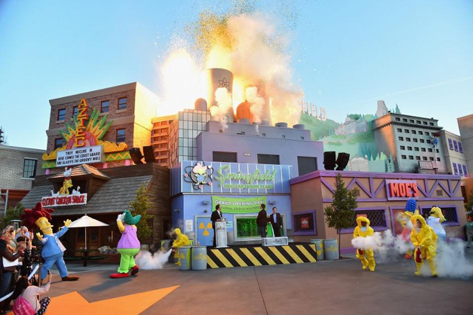 El parque Universal Studios Hollywood inaugur&oacute; hoy oficialmente su versi&oacute;n a tama&ntilde;o real de&nbsp;Springfield. (Foto: AFP)