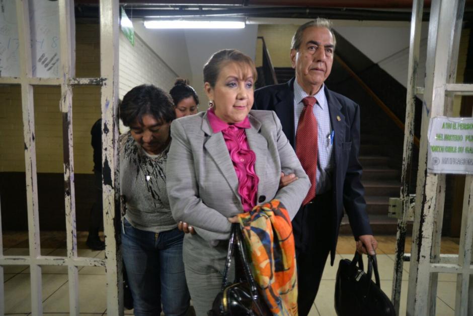 La magistrada Blanca Stalling sali&oacute; de la Torre de Tribunales. (Foto: Wilder L&oacute;pez/Soy502) 