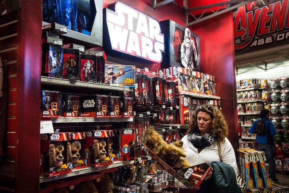 Todos los objetos subastados provienen de la colecci&oacute;n privada del dise&ntilde;ador japon&eacute;s Nigo. (Foto: AFP)