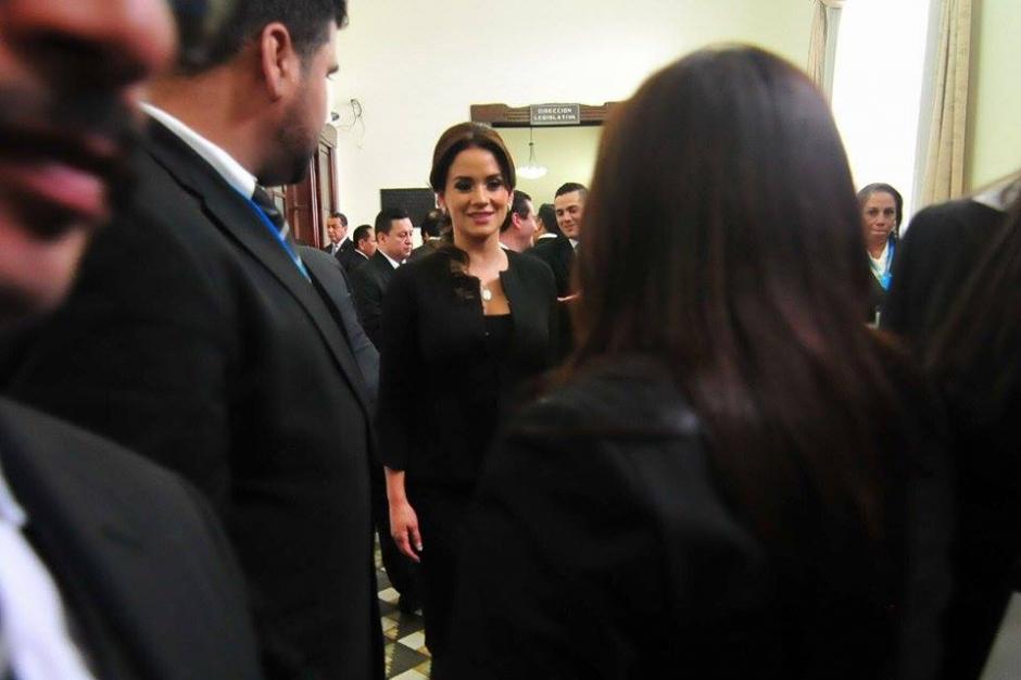 Stella Alonso, pareja de Otto P&eacute;rez Leal, lleg&oacute; al Congreso para ocupar su lugar. (Foto: Alejandro Bal&aacute;n/Soy502)&nbsp;