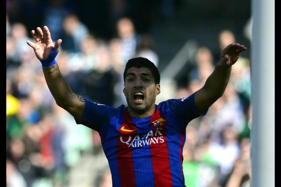 Luis Su&aacute;rez cometi&oacute; una falta sobre Jan Oblak y el &aacute;rbitro decidi&oacute; anular el gol que convirti&oacute; luego de esa acci&oacute;n. (Foto: Archivo Soy502)