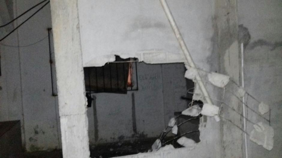 Un grupo de vecinos ingres&oacute; a la subestaci&oacute;n de la PNC para sacar a un sospechoso. (Foto: PNC)