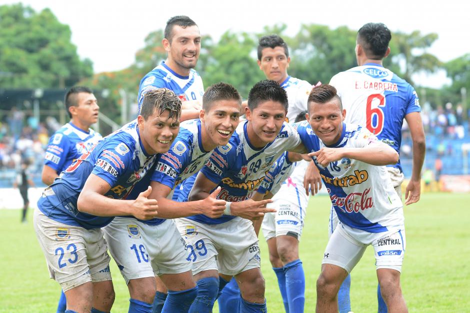 Los jugadores de Suchi festejaron el primer tanto ante los cremas, convertido por Fredy L&oacute;pez. (Foto: Salvador Revolorio/Nuestro Diario)