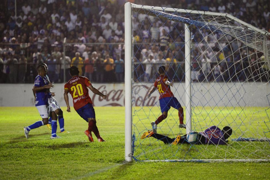 El costarricense Keylor Soto (31) corre para festejar su segundo tanto del torneo y el primero en el Carlos Salazar, en la victoria de Municipal ante Suchi. (Foto: Sergio Mu&ntilde;oz/Nuestro Diario)