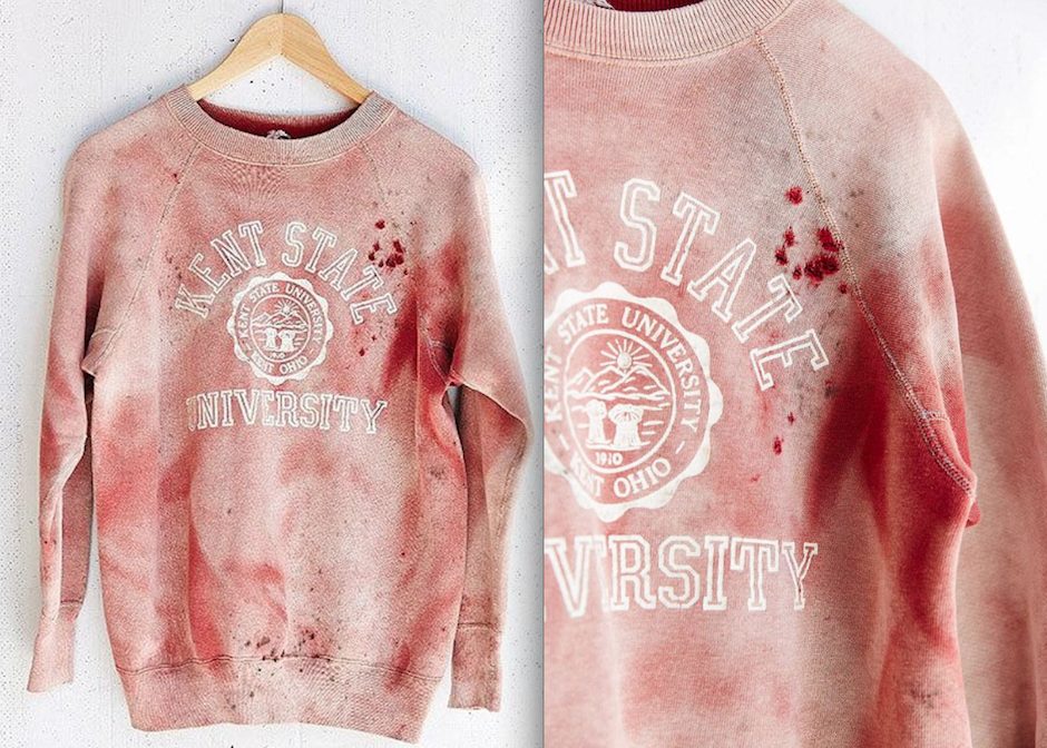 La cadena de ropa alternativa Urban Outfitters, est&aacute; en el ojo del hurac&aacute;n por controvertido sudadero con el logotipo de la universidad Kent State de Ohio, con manchas rojas que recuerda masacre ocurrida en 1970.&nbsp;