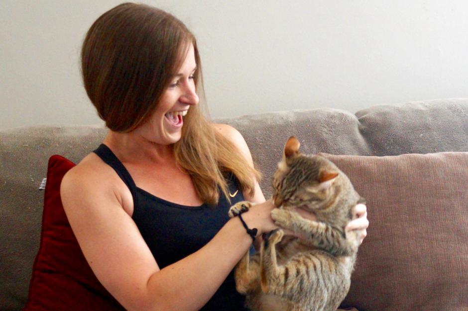 Marianne Ken junto a su gata Sunny. (Foto: NY Post )