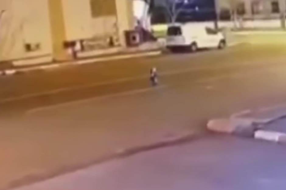 Una c&aacute;mara de seguridad capt&oacute; una criatura extra&ntilde;a que camin&oacute; y flot&oacute; sobre una calle. (Imagen: Mundo Esot&eacute;rico y Paranormal)