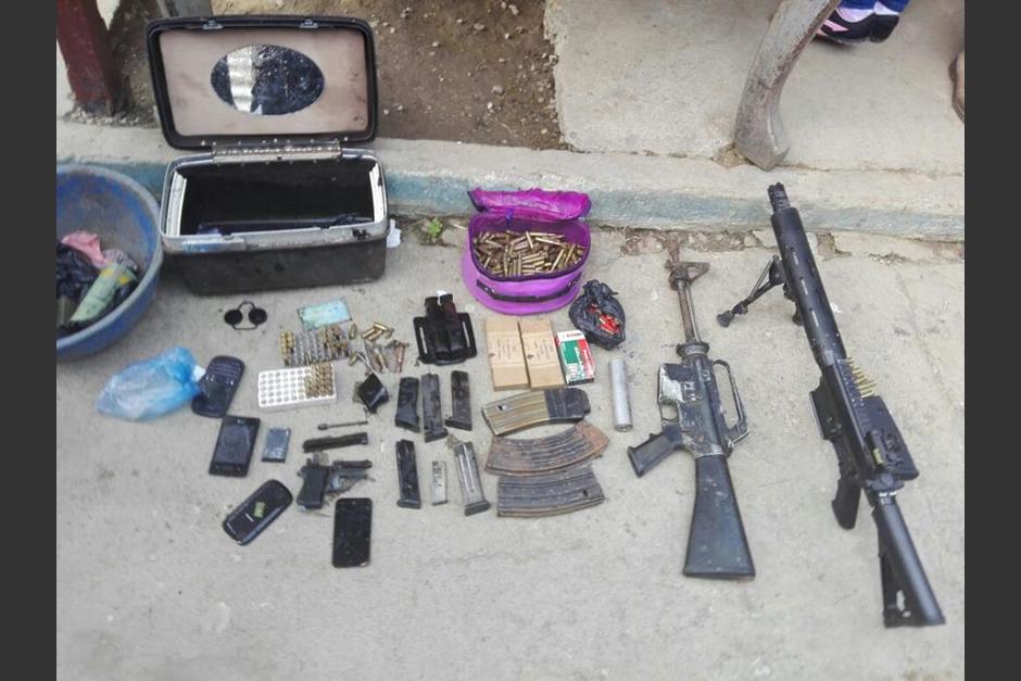 Armas de uso de las fuerzas armadas fueron encontradas durante el operativo. (Foto: PNC)