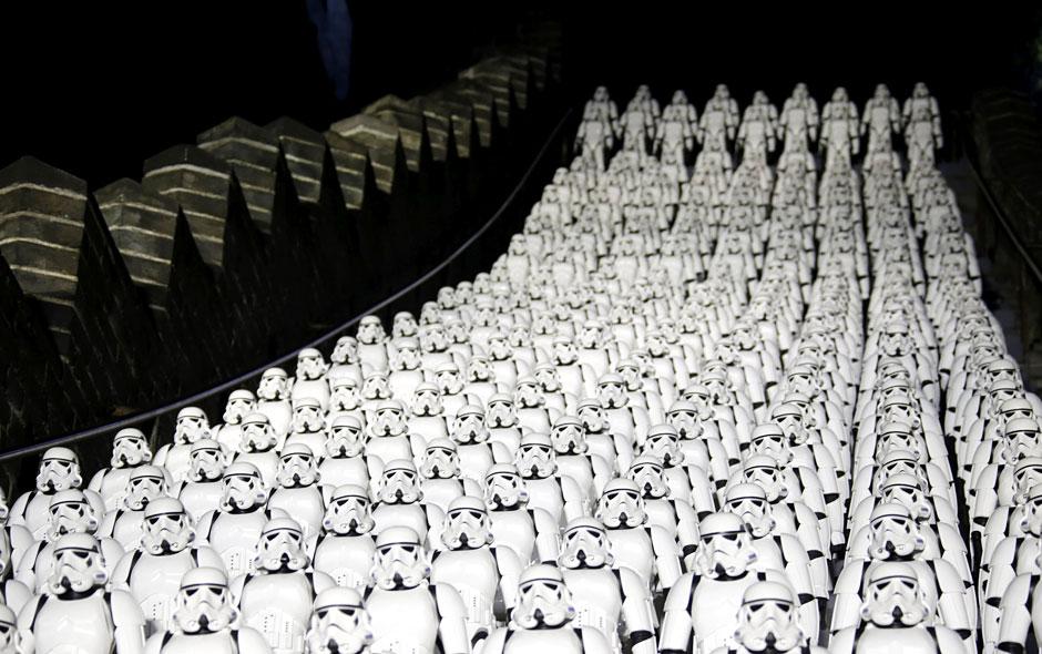 Stormtroopers durante la promoci&oacute;n de la s&eacute;ptima entrega de la saga de "Star Wars" en China.&nbsp;(Foto: Google)